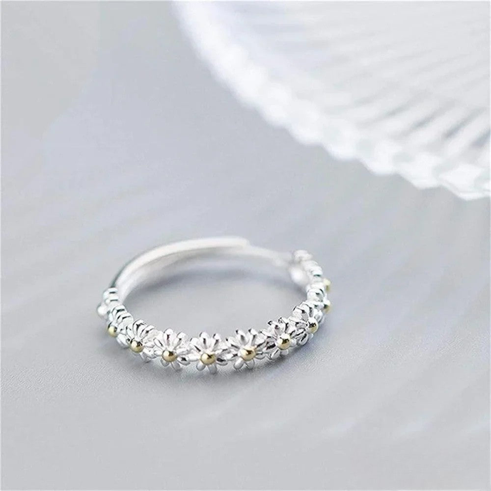 Adjustable silver ring with hand-painted enamel daisy
