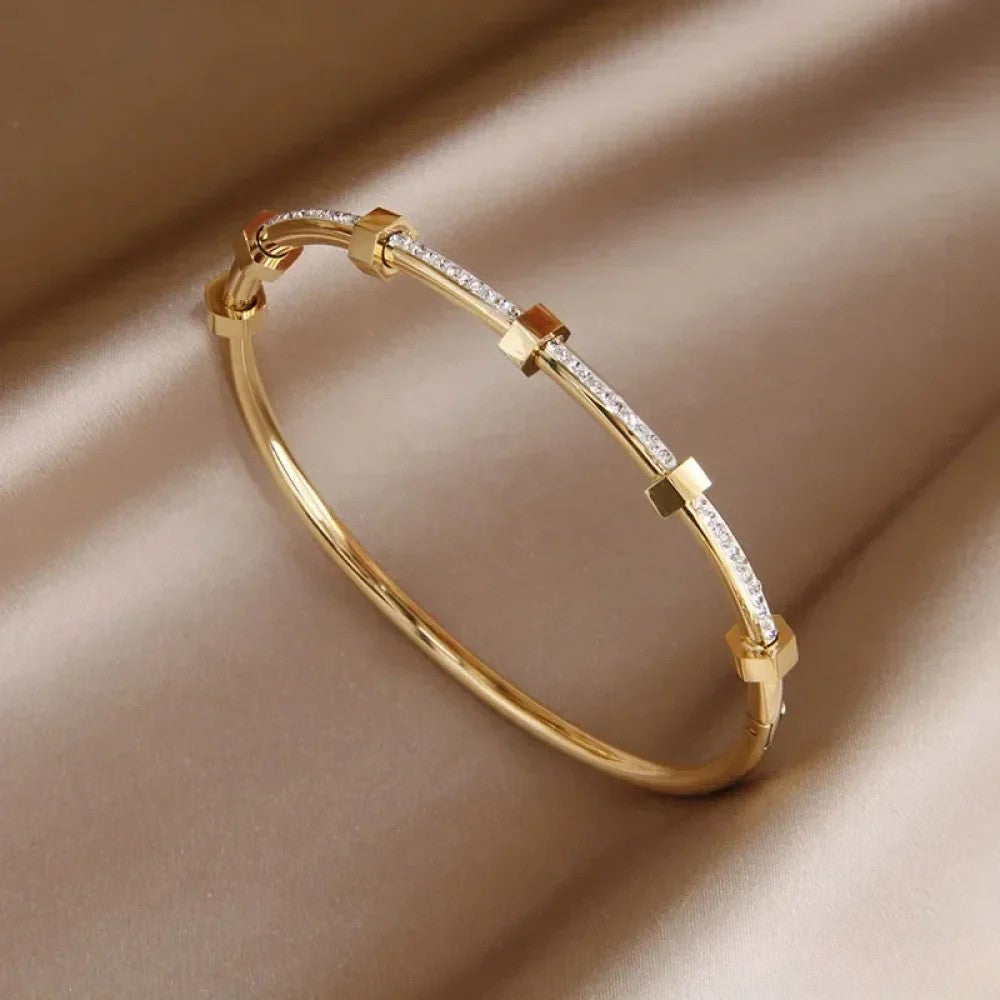 Elegant Gold Bracelet in Clear Design