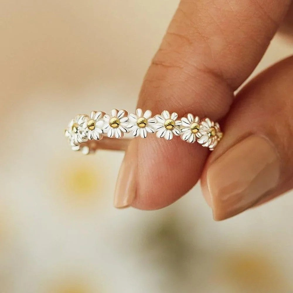 Adjustable silver ring with hand-painted enamel daisy